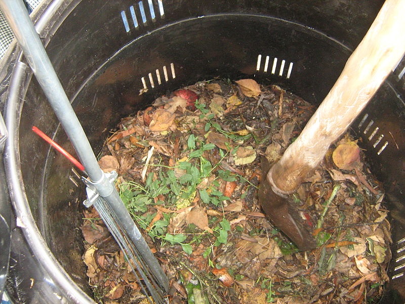 800px-composting_in_the_escuela_barreales